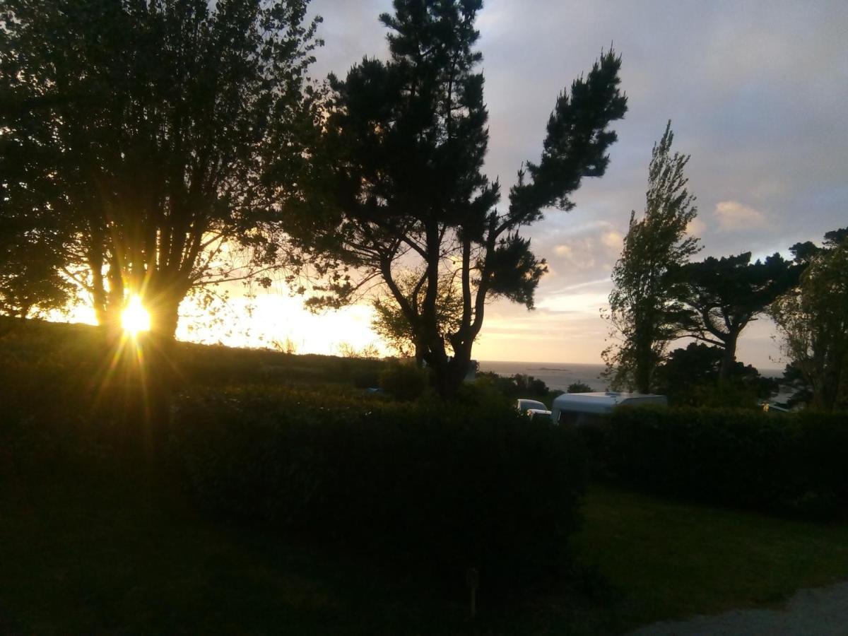 Aire De Camping Car, Caravane, Tente Emplacement Nu Avec Electricite Petit Camping Hotel Plestin-les-Greves Luaran gambar