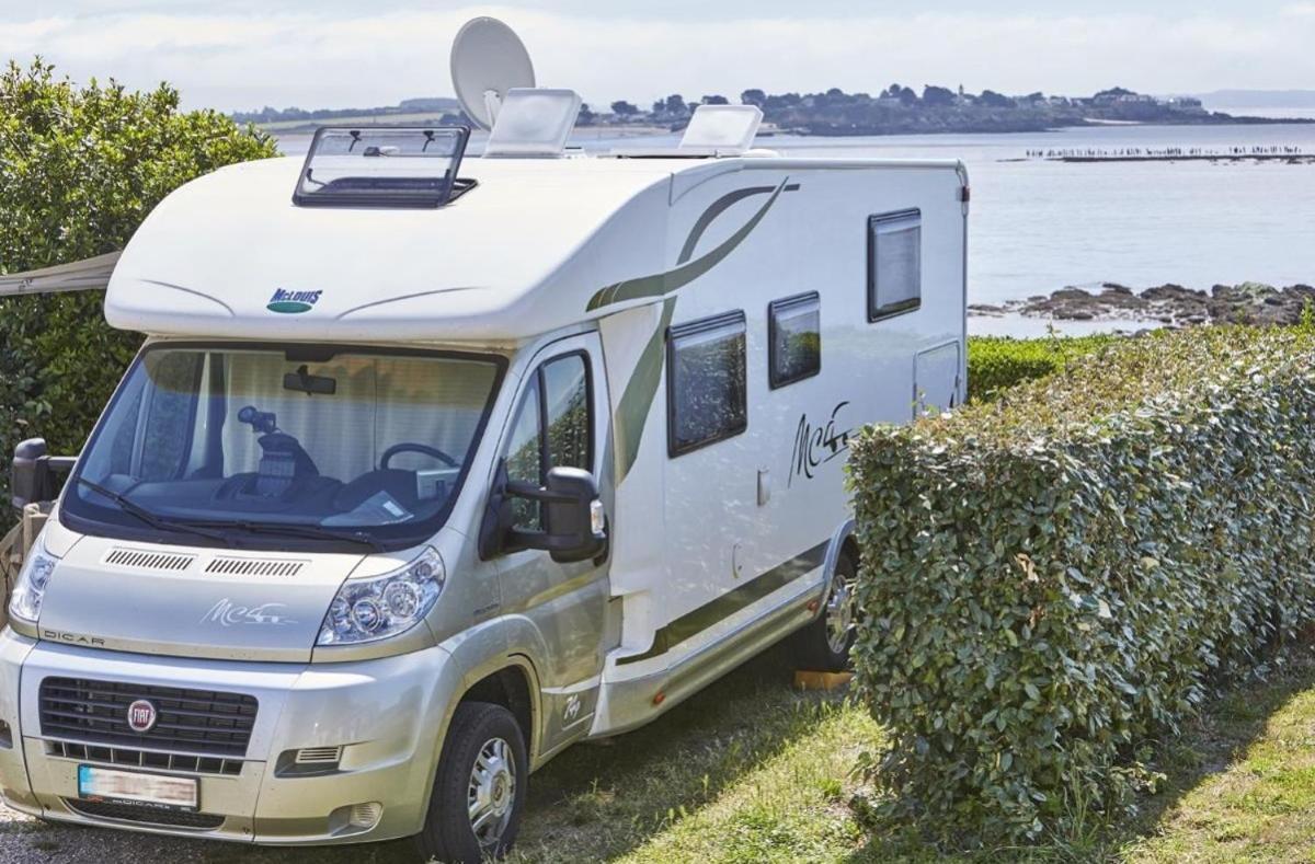 Aire De Camping Car, Caravane, Tente Emplacement Nu Avec Electricite Petit Camping Hotel Plestin-les-Greves Luaran gambar
